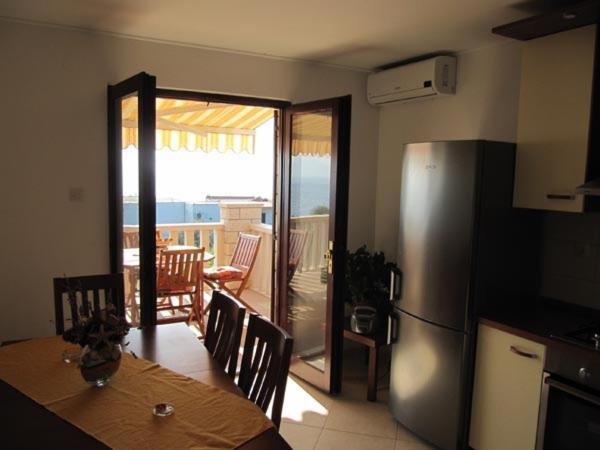 Kuchyňa alebo kuchynka v ubytovaní Apartment in Sucuraj with sea view, terrace, air conditioning, WiFi 3354-1