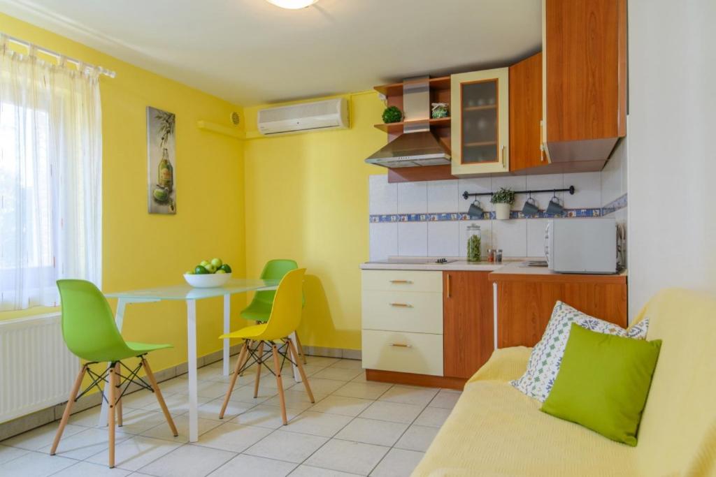 Kuchyňa alebo kuchynka v ubytovaní Holiday apartment in Okrug Gornji with terrace, air conditioning, WiFi 3436-1