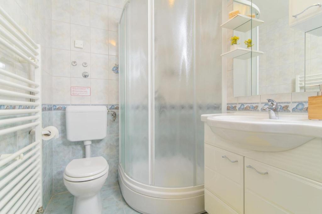 Kúpeľňa v ubytovaní Holiday apartment in Okrug Gornji with terrace, air conditioning, WiFi 3436-1