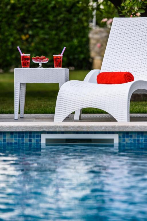Bazén v ubytovaní Holiday apartment in Okrug Gornji with terrace, air conditioning, WiFi 3436-1 alebo v jeho blízkosti