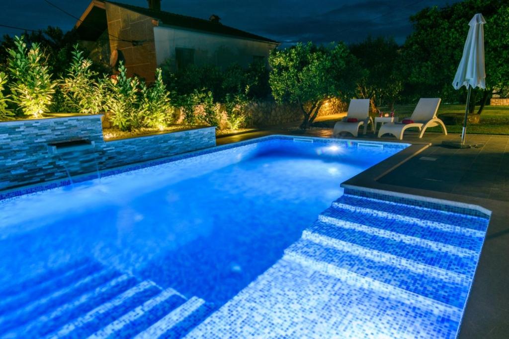 Bazén v ubytovaní Holiday apartment in Okrug Gornji with terrace, air conditioning, WiFi 3436-1 alebo v jeho blízkosti