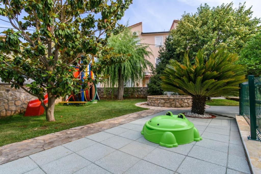 Vonkajšia záhrada v ubytovaní Holiday apartment in Okrug Gornji with terrace, air conditioning, WiFi 3436-1