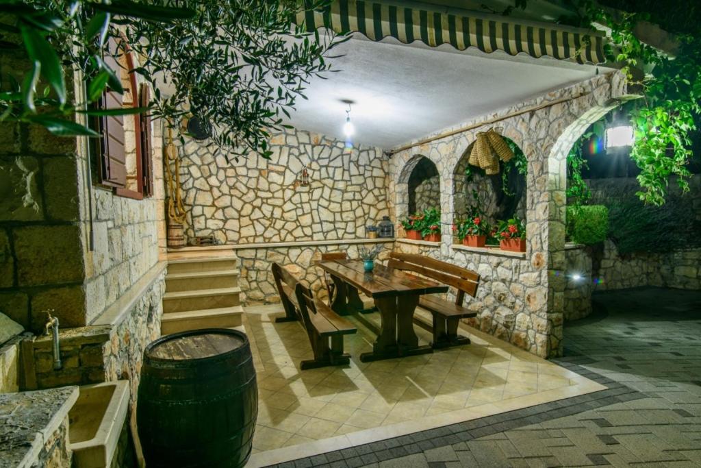 Patio alebo iná vonkajšia časť ubytovania Holiday apartment in Okrug Gornji with terrace, air conditioning, WiFi 3436-1