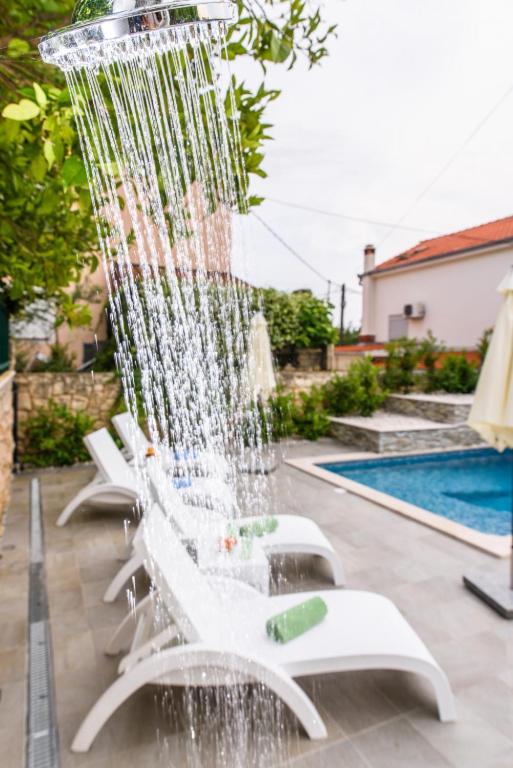 Bazén v ubytovaní Holiday apartment in Okrug Gornji with terrace, air conditioning, WiFi 3436-1 alebo v jeho blízkosti
