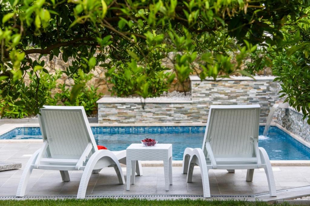Bazén v ubytovaní Holiday apartment in Okrug Gornji with terrace, air conditioning, WiFi 3436-1 alebo v jeho blízkosti