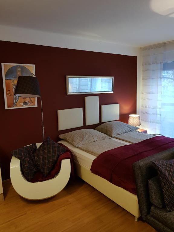 1 dormitorio con 1 cama grande y 1 silla en BullsLiving Kaisermühlen Apartment Erni next to UNO City, en Viena
