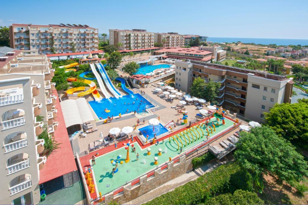 einen Luftblick auf einen Wasserpark in einer Stadt in der Unterkunft Club Paradiso Hotel & Resort in Alanya