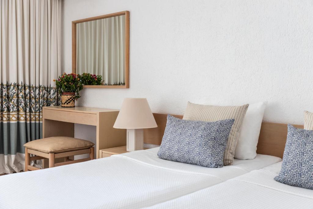 Postel nebo postele na pokoji v ubytování Amalia Hotel Olympia
