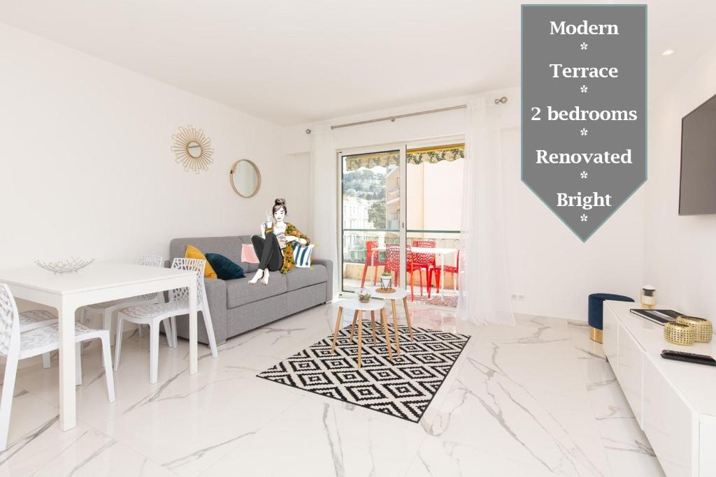 un salon blanc avec un canapé et une table dans l'établissement Brand new 2 bedrooms next to Croisette !, à Cannes