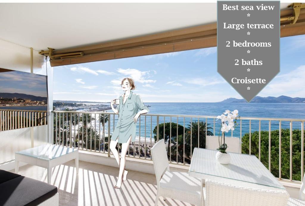 une femme debout sur un balcon avec vue sur l'océan dans l'établissement On La Croisette deluxe 2 bedrooms 2 baths, à Cannes