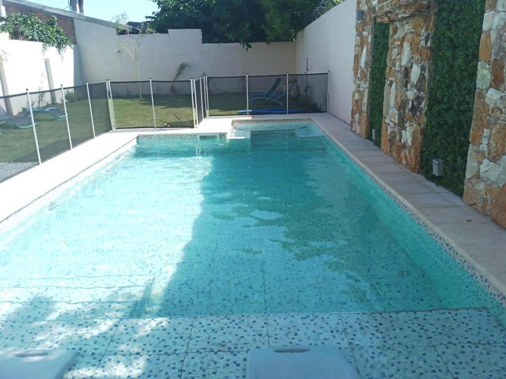 サン・ラファエルにあるAl Mare II Apart Boutiqueの青い水の家の中のスイミングプール