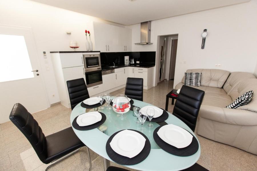 Kuchyňa alebo kuchynka v ubytovaní Apartment in Crikvenica with sea view, terrace, air conditioning, WiFi 3492-10