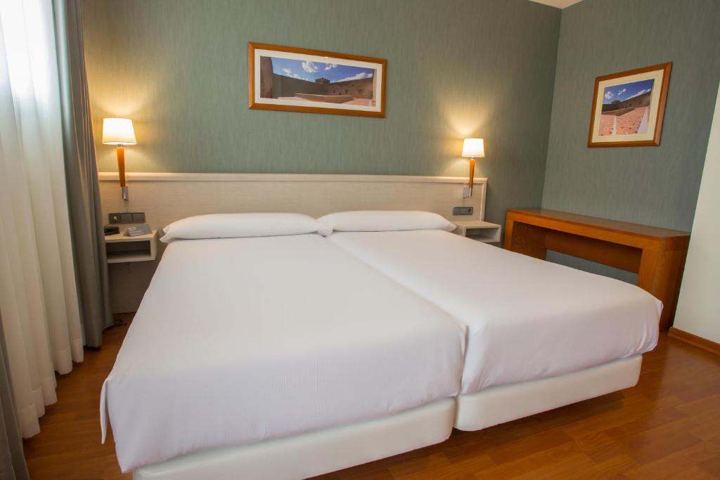 Кровать или кровати в номере Hotel Valencia Alaquas