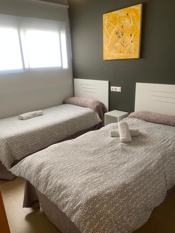 Łóżko lub łóżka w pokoju w obiekcie Apartamentos 16:9 Suites Almería