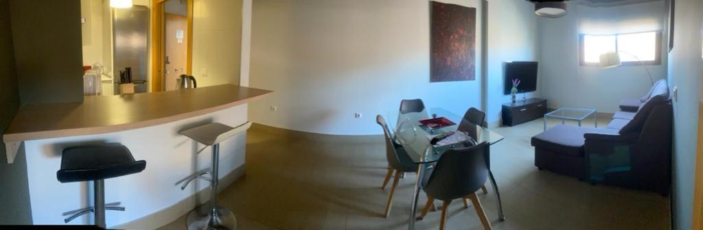 Telewizja i/lub zestaw kina domowego w obiekcie Apartamentos 16:9 Suites Almería