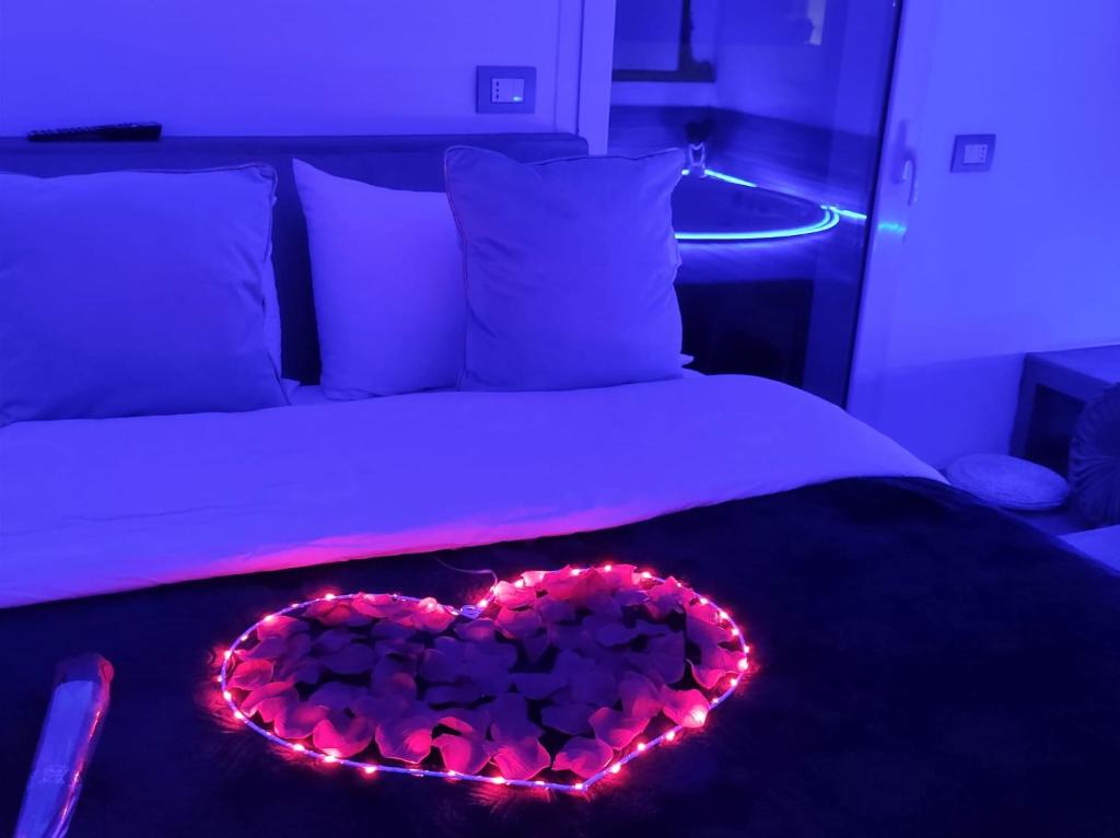 een hart gemaakt van lichten op een bed bij Palese Profumo di Mare in Santo Spirito