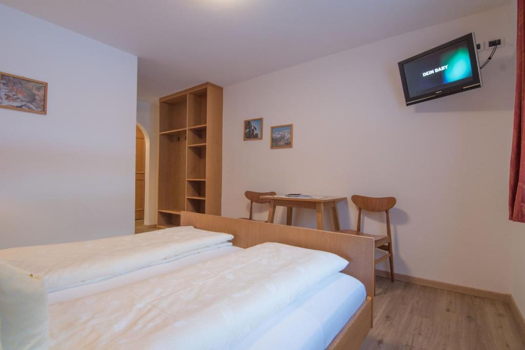 TV a/nebo společenská místnost v ubytování Garni La Vara