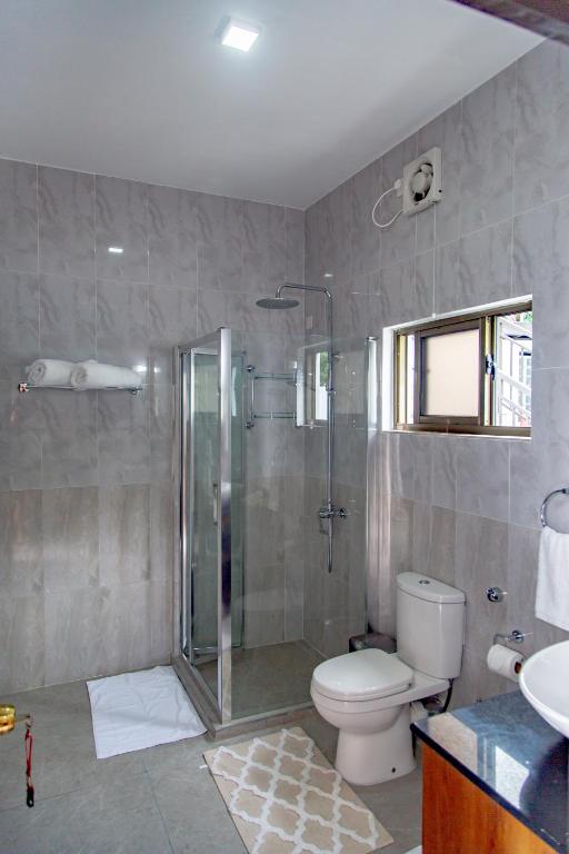 Koupelna v ubytování 2-Bed Apt Sleeps 4 near Beau Vallon Beach