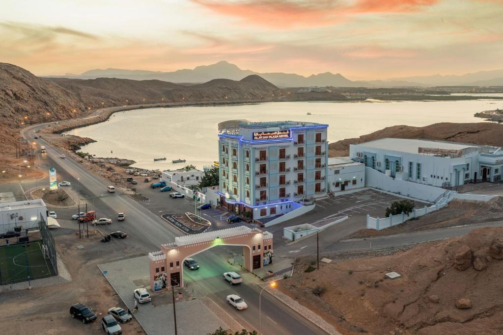 una vista aérea de una ciudad con un edificio en Al Ayjah Plaza Hotel, en Sur