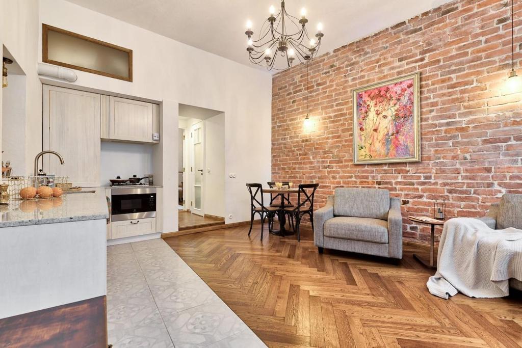 cocina y sala de estar con pared de ladrillo en Dream Stay - Modern Luxury Apartment in Old Town, en Tallin