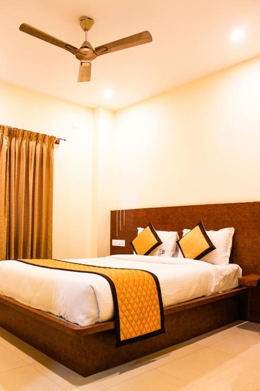 Postel nebo postele na pokoji v ubytování Sai Vihaar Inn & Suites