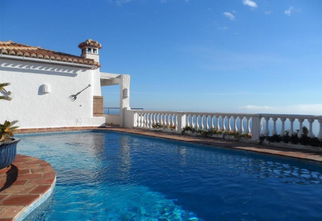 una piscina en el balcón de una casa en Casa Romantica, en Salobreña