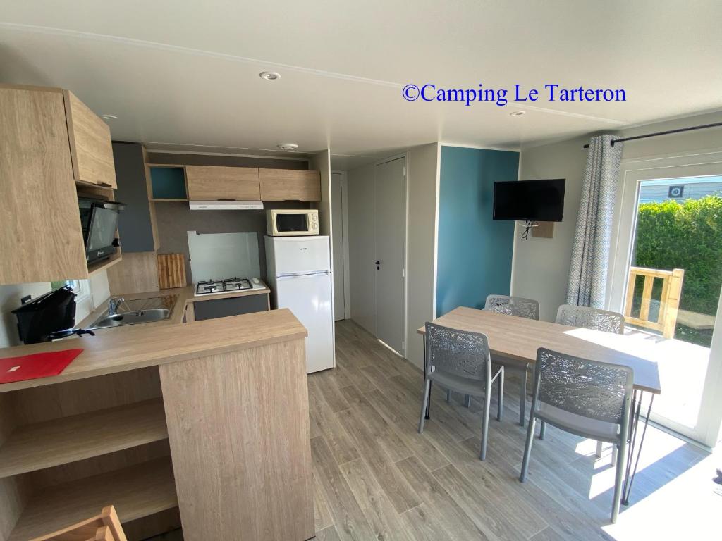 Kuchyň nebo kuchyňský kout v ubytování Camping Le Tarteron