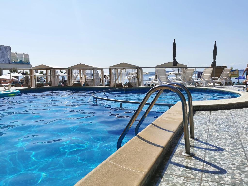 The swimming pool at or close to Beachfront Apartments by Marty's