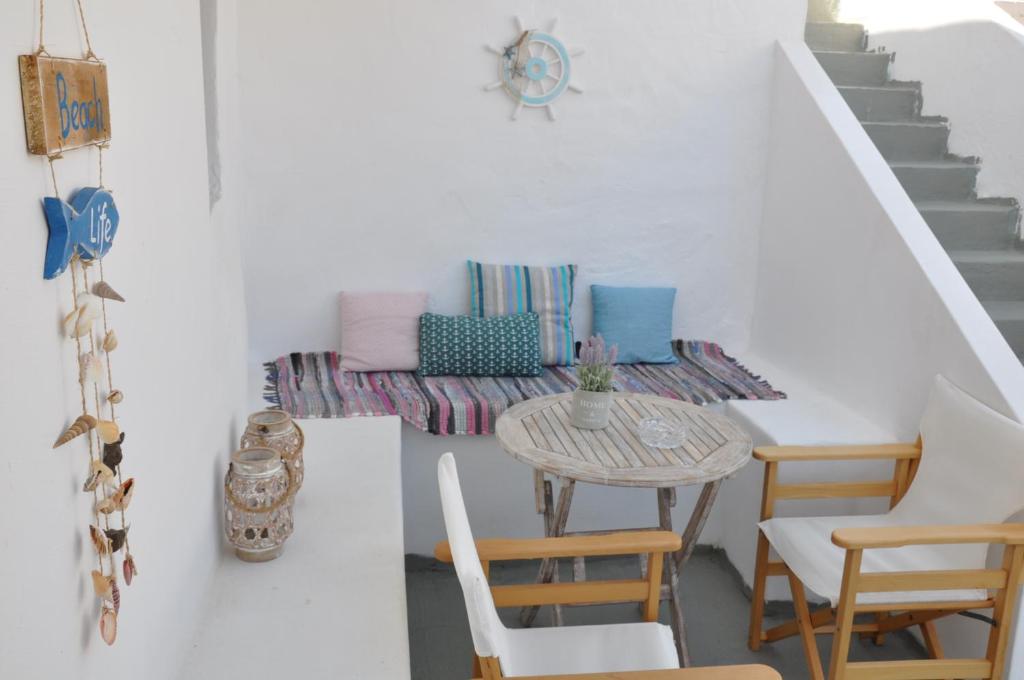 Vegera Apartment 'Ostria', Stavros Donoussa في دونوسا: غرفة معيشة مع أريكة وطاولة