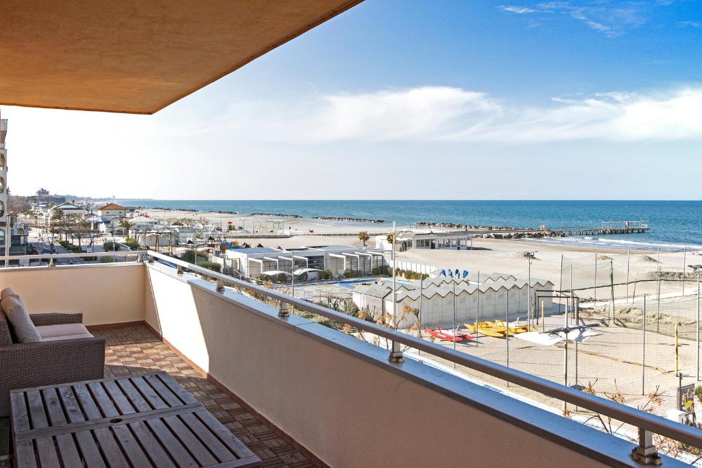 balcón con vistas a la playa en CRIMA MARE LUXURY, en Misano Adriatico