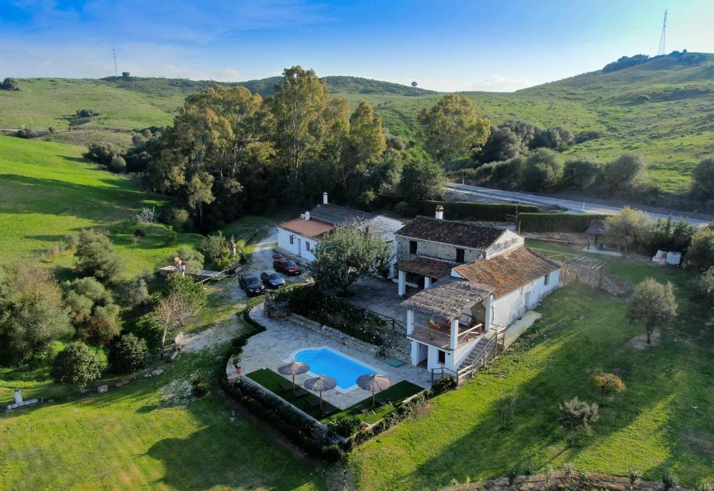 vista aerea di una casa con piscina di Cortijo Don Pablo a San Pablo