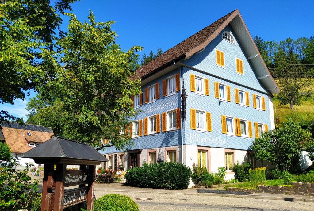 ein großes Gebäude mit einem Schild davor in der Unterkunft Klösterle Hof in Bad Rippoldsau-Schapbach