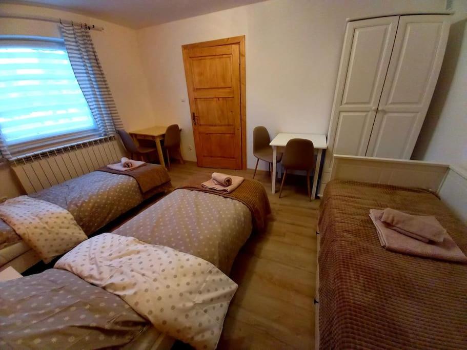 Posteľ alebo postele v izbe v ubytovaní Noclegi Majowy Zakątek
