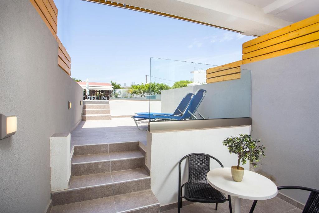 Balkón nebo terasa v ubytování Tsampika Hotel Faliraki