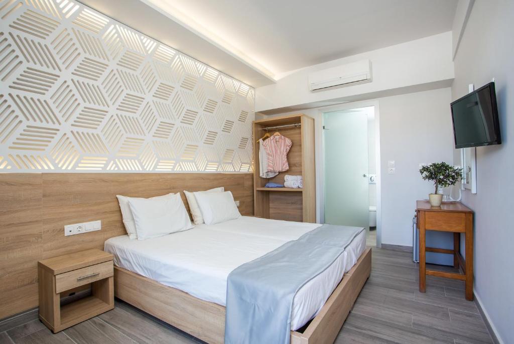Postel nebo postele na pokoji v ubytování Tsampika Hotel Faliraki