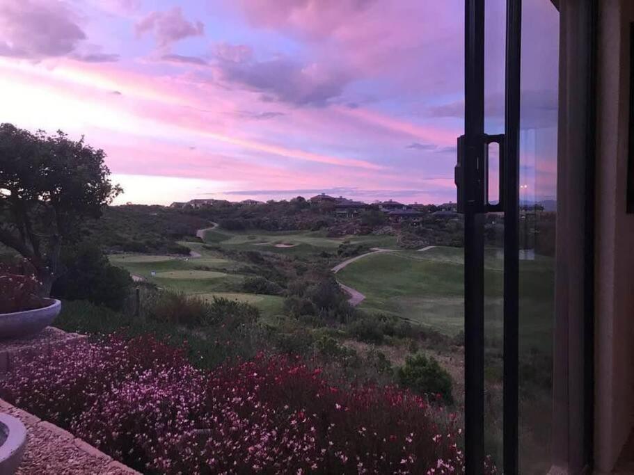 desde la ventana de un campo de golf en Pezula Holiday, en Knysna