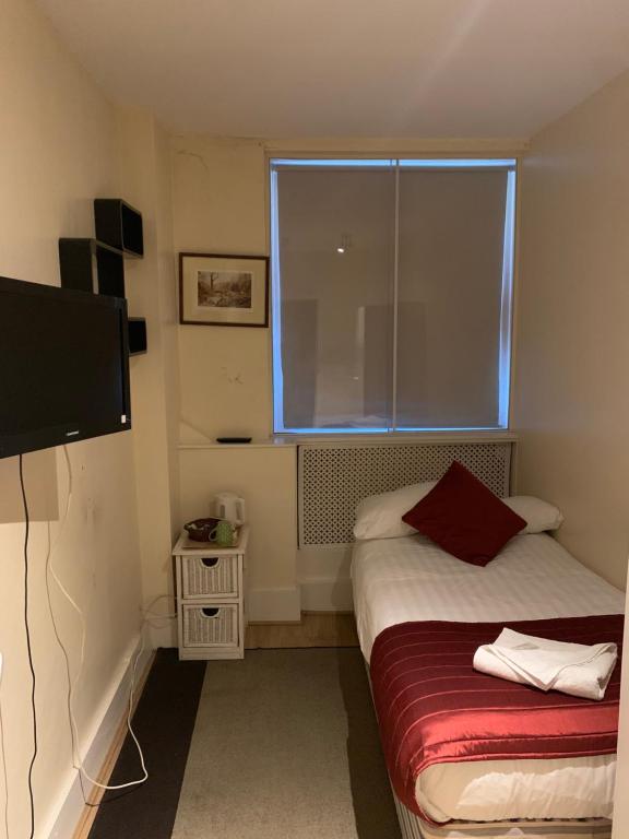 
Single Room with Shared Bathroom
