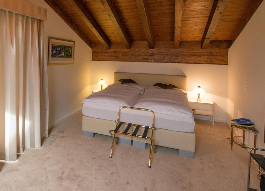 Postel nebo postele na pokoji v ubytování Seminar- & Erlebnishotel RömerTurm