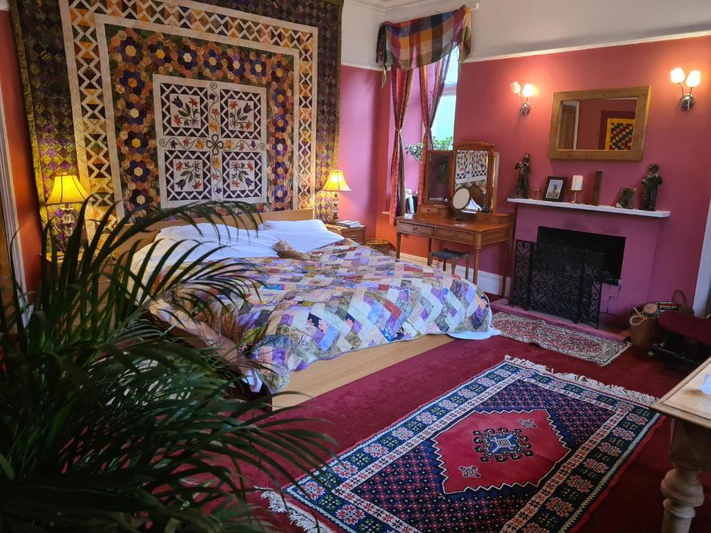 Bohemian suite on Rydal Water. Beautiful location! tesisinde bir odada yatak veya yataklar