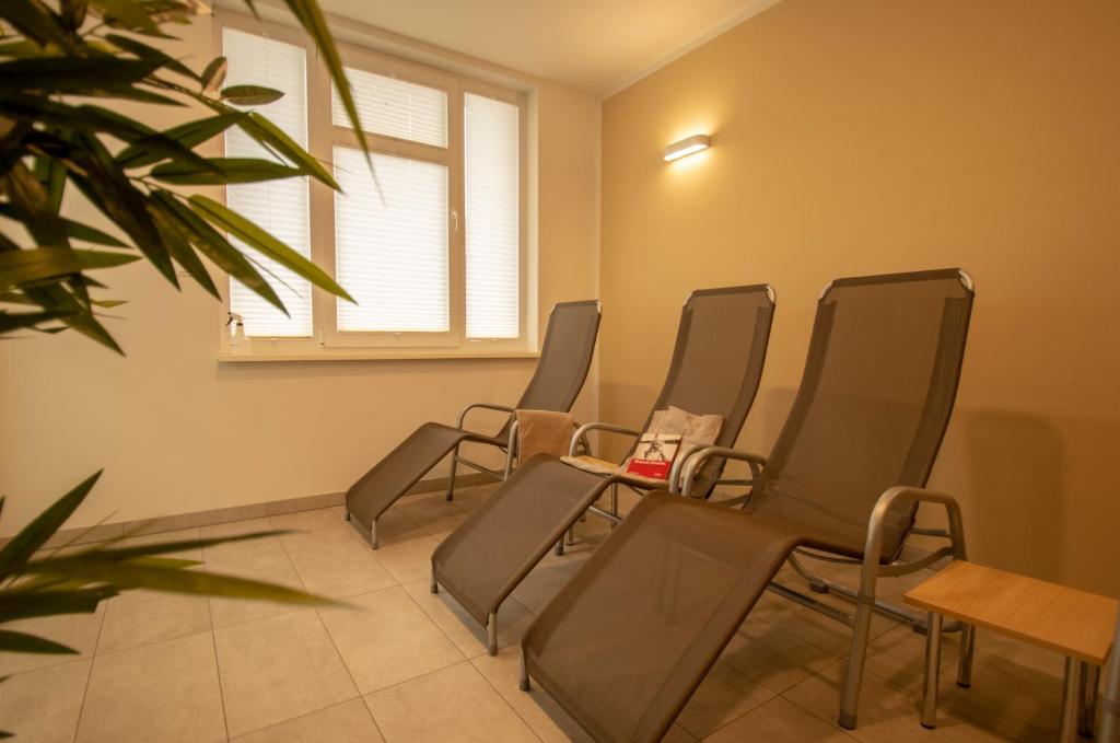 Posezení v ubytování Albert-INN-Glowe - barrierefrei & 3 Schlafzimmer & Coworking & Strandkorb-saisonal & Sauna im Haus & Fahrräder