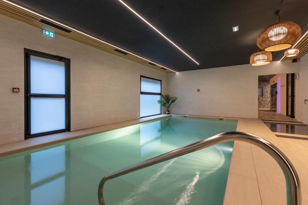 Bazén v ubytování PADJA Hôtel & Spa Vannes nebo v jeho okolí