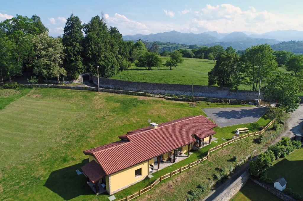 una vista aérea de una casa en un campo en Apartamentos ECOviella, en Coviella