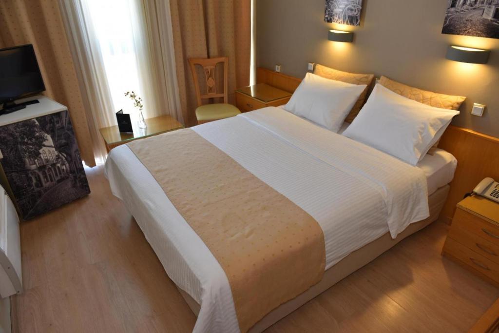 Postel nebo postele na pokoji v ubytování Hotel Xanthippion