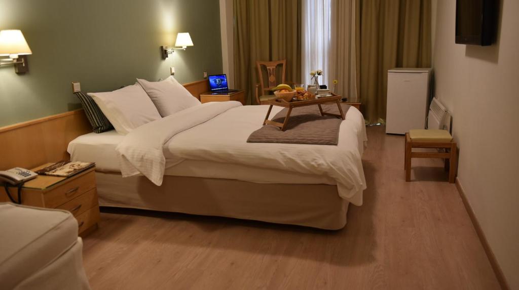 Postel nebo postele na pokoji v ubytování Hotel Xanthippion