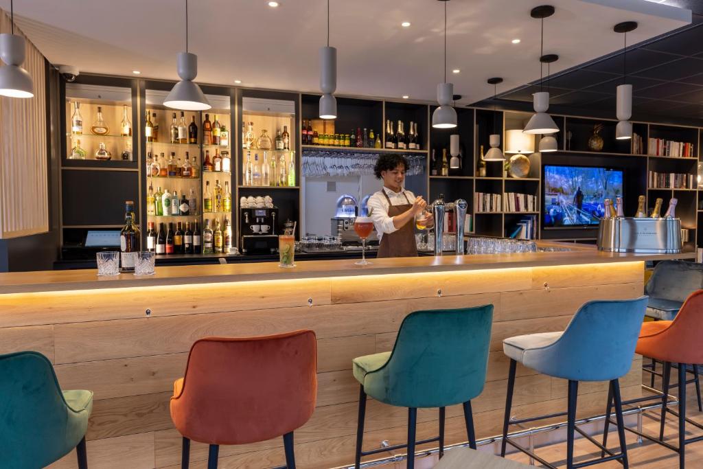 Lounge nebo bar v ubytování PADJA Hôtel & Spa Vannes