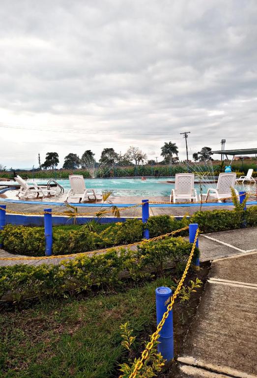Bazén v ubytování aparta hotel turístico a 2 km parque del café nebo v jeho okolí