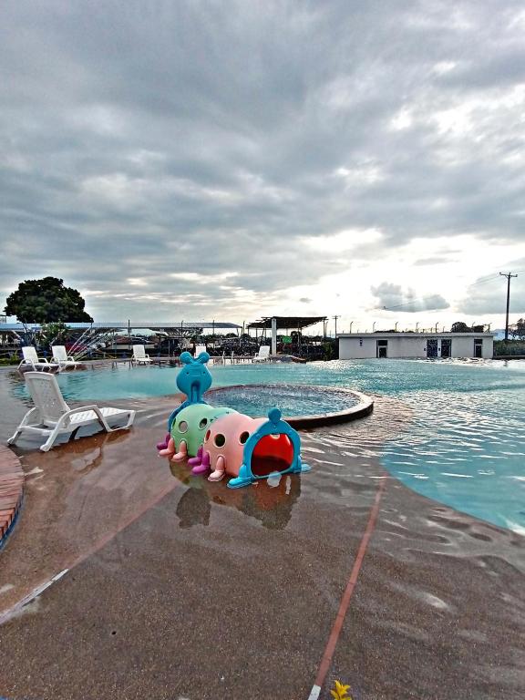 Bazén v ubytování aparta hotel turístico a 2 km parque del café nebo v jeho okolí