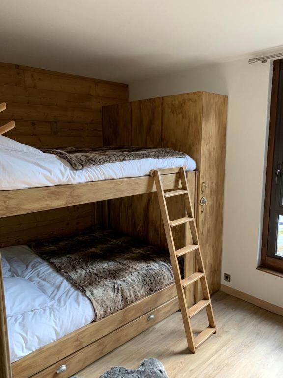 Двухъярусная кровать или двухъярусные кровати в номере Charmant 2 pièces rénové cœur station ISOLA 2000