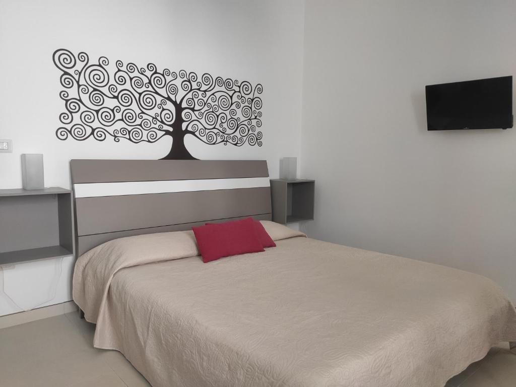 una camera da letto con un letto a parete di Casa Vacanze Rossini a Porto Cesareo