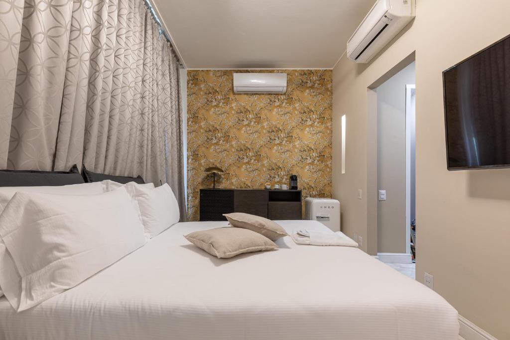 A bed or beds in a room at BePlace Apartments in Duomo